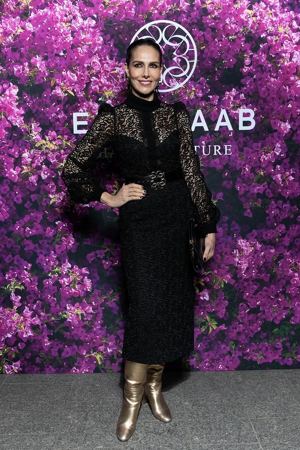 ايلي صعب يجسّد بهجة البحر المتوسط بفساتين مشرقة وألوان صاخبة