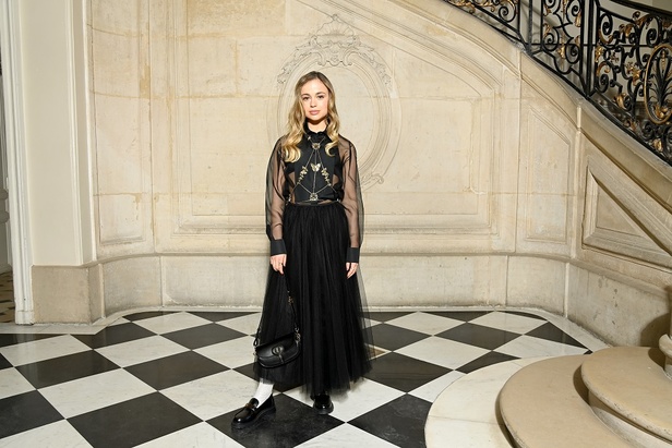 مجموعة حالمة بتصاميم براقة وثلاثية الأبعاد من دار Dior ضمن أسبوع الموضة للأزياء الفاخرة