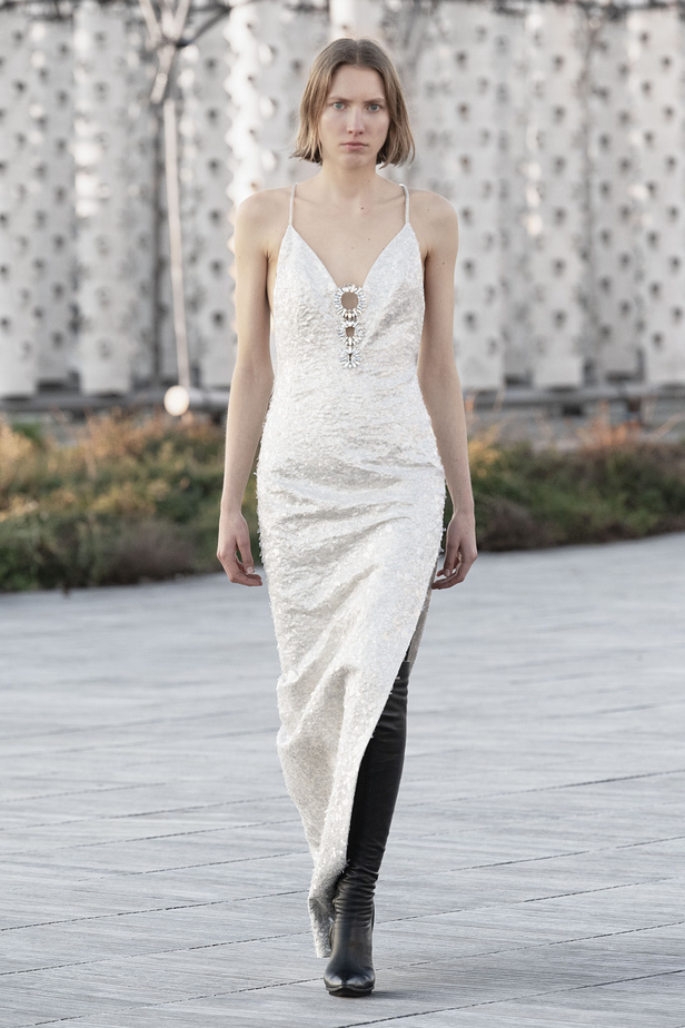 مجموعة Azzaro للهوت كوتور لربيع وصيف 2022‏