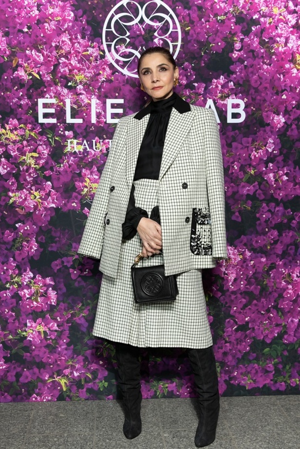 ايلي صعب يجسّد بهجة البحر المتوسط بفساتين مشرقة وألوان صاخبة