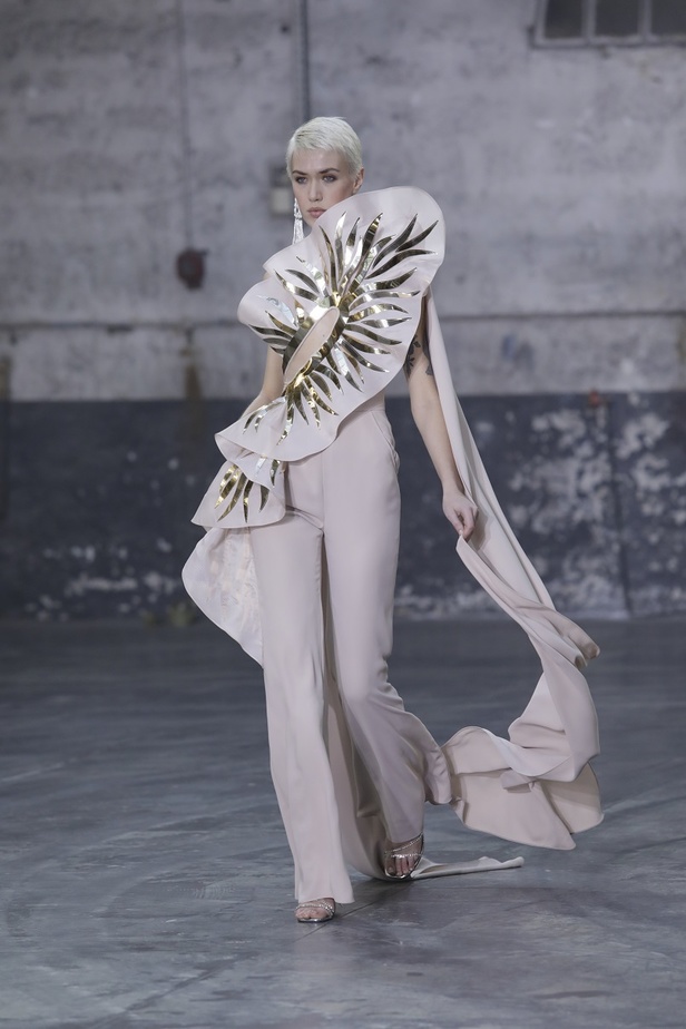 بوحي من الحضارة اليونانية.. جمالية لا توصف في فساتين المصمم جورج شقرا