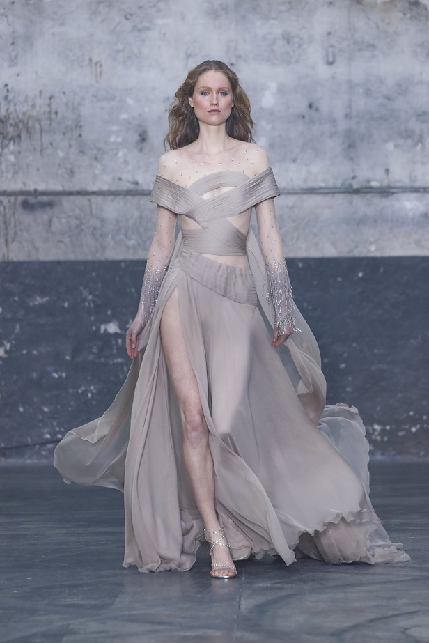 بوحي من الحضارة اليونانية.. جمالية لا توصف في فساتين المصمم جورج شقرا