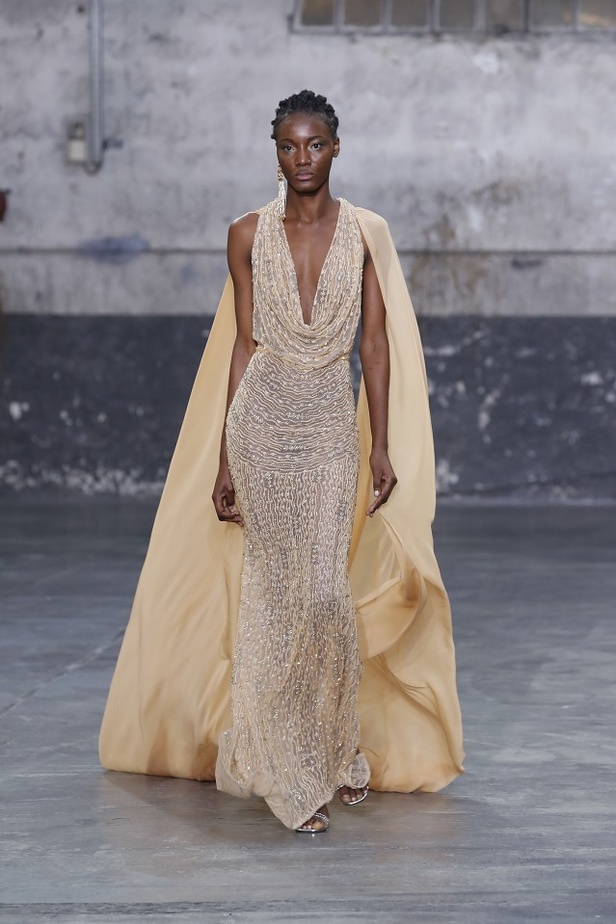 بوحي من الحضارة اليونانية.. جمالية لا توصف في فساتين المصمم جورج شقرا