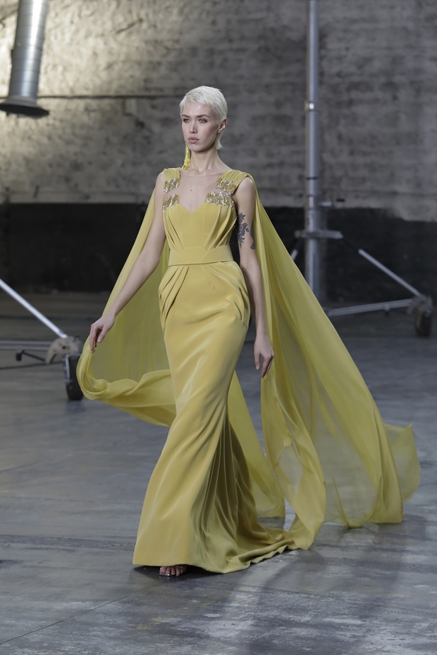 بوحي من الحضارة اليونانية.. جمالية لا توصف في فساتين المصمم جورج شقرا