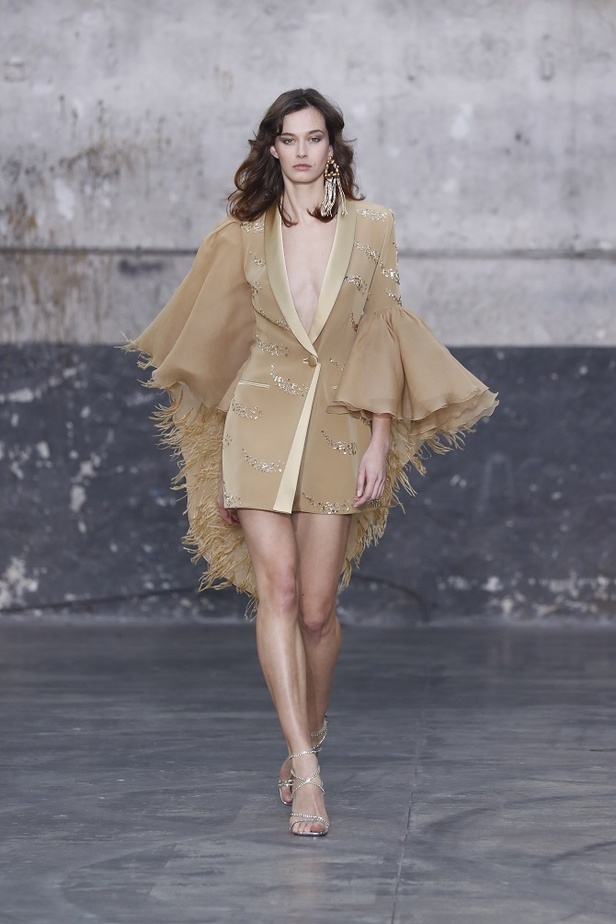 بوحي من الحضارة اليونانية.. جمالية لا توصف في فساتين المصمم جورج شقرا