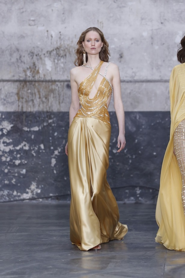 بوحي من الحضارة اليونانية.. جمالية لا توصف في فساتين المصمم جورج شقرا