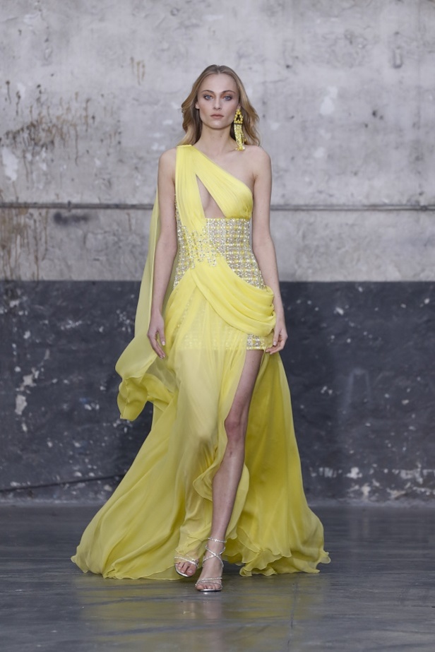 بوحي من الحضارة اليونانية.. جمالية لا توصف في فساتين المصمم جورج شقرا