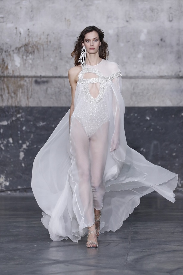 بوحي من الحضارة اليونانية.. جمالية لا توصف في فساتين المصمم جورج شقرا