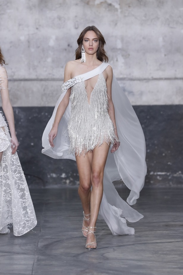 بوحي من الحضارة اليونانية.. جمالية لا توصف في فساتين المصمم جورج شقرا