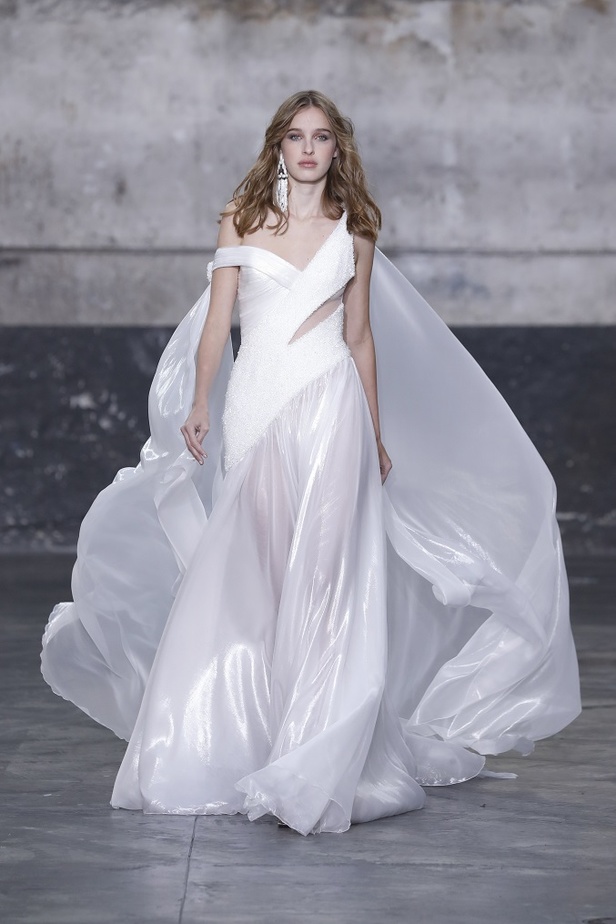 بوحي من الحضارة اليونانية.. جمالية لا توصف في فساتين المصمم جورج شقرا