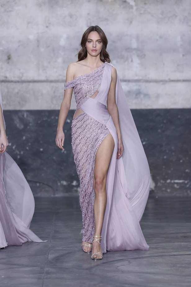 بوحي من الحضارة اليونانية.. جمالية لا توصف في فساتين المصمم جورج شقرا