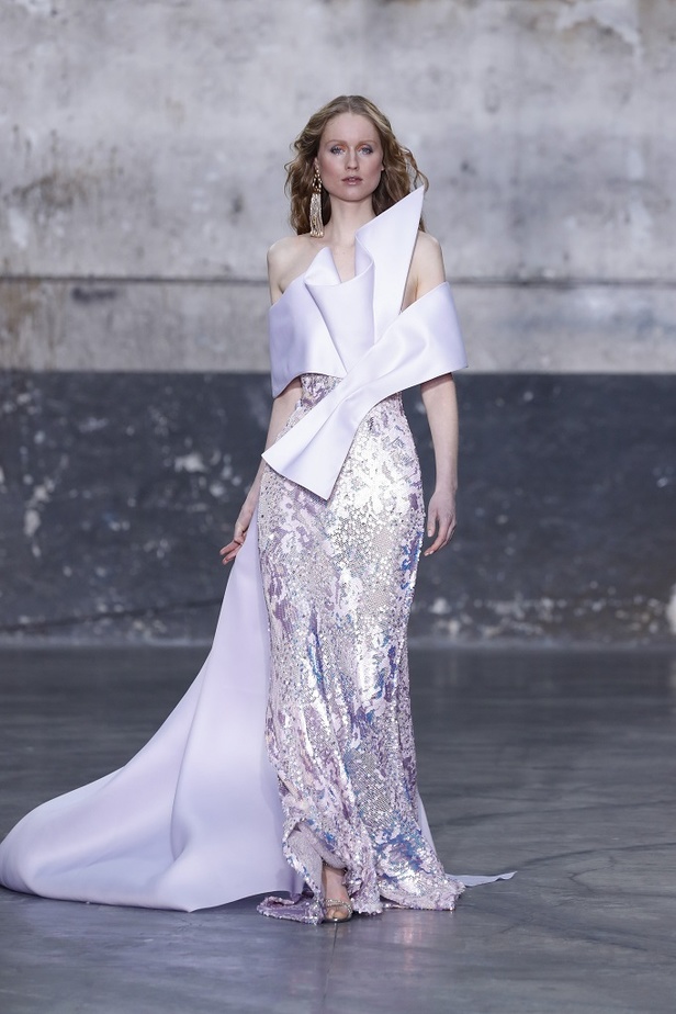 بوحي من الحضارة اليونانية.. جمالية لا توصف في فساتين المصمم جورج شقرا