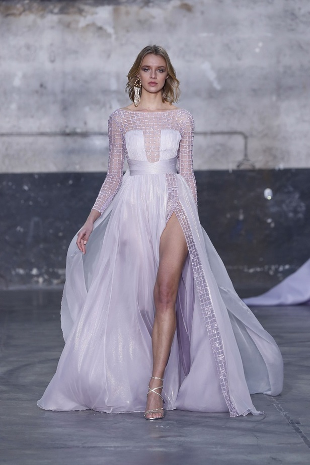 بوحي من الحضارة اليونانية.. جمالية لا توصف في فساتين المصمم جورج شقرا