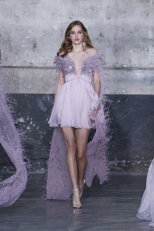 بوحي من الحضارة اليونانية.. جمالية لا توصف في فساتين المصمم جورج شقرا