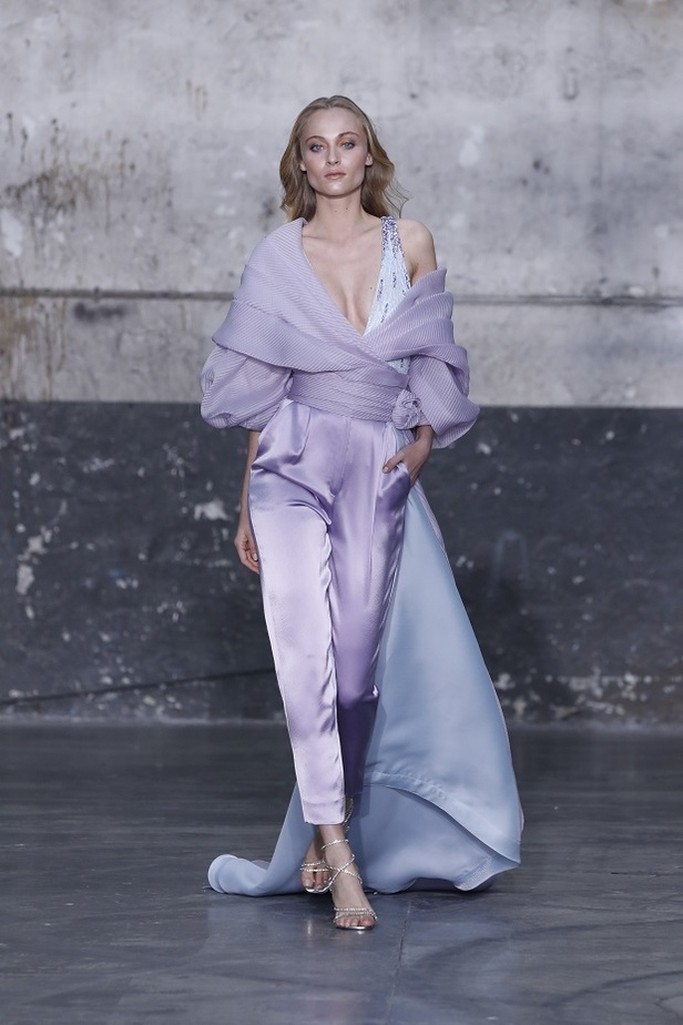 بوحي من الحضارة اليونانية.. جمالية لا توصف في فساتين المصمم جورج شقرا