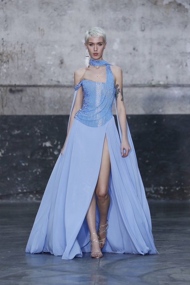 بوحي من الحضارة اليونانية.. جمالية لا توصف في فساتين المصمم جورج شقرا