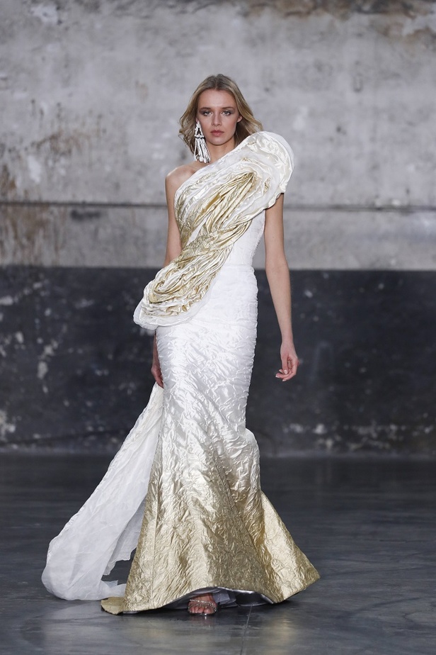 بوحي من الحضارة اليونانية.. جمالية لا توصف في فساتين المصمم جورج شقرا