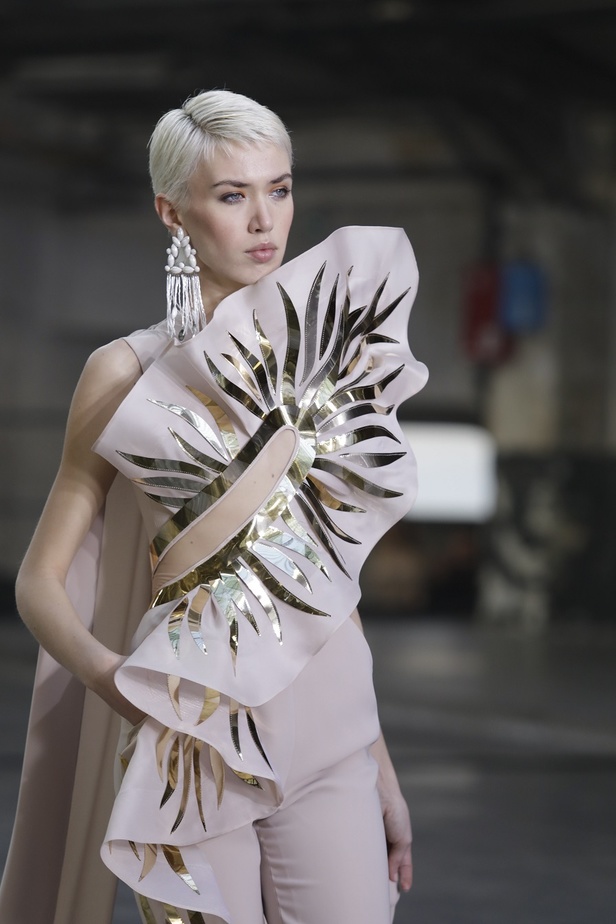 بوحي من الحضارة اليونانية.. جمالية لا توصف في فساتين المصمم جورج شقرا