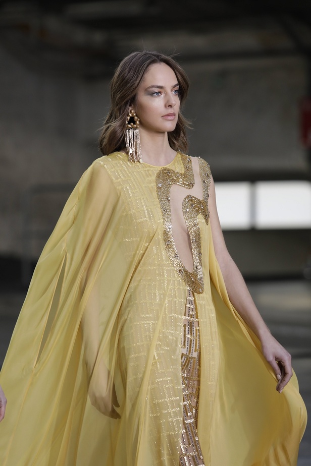 بوحي من الحضارة اليونانية.. جمالية لا توصف في فساتين المصمم جورج شقرا