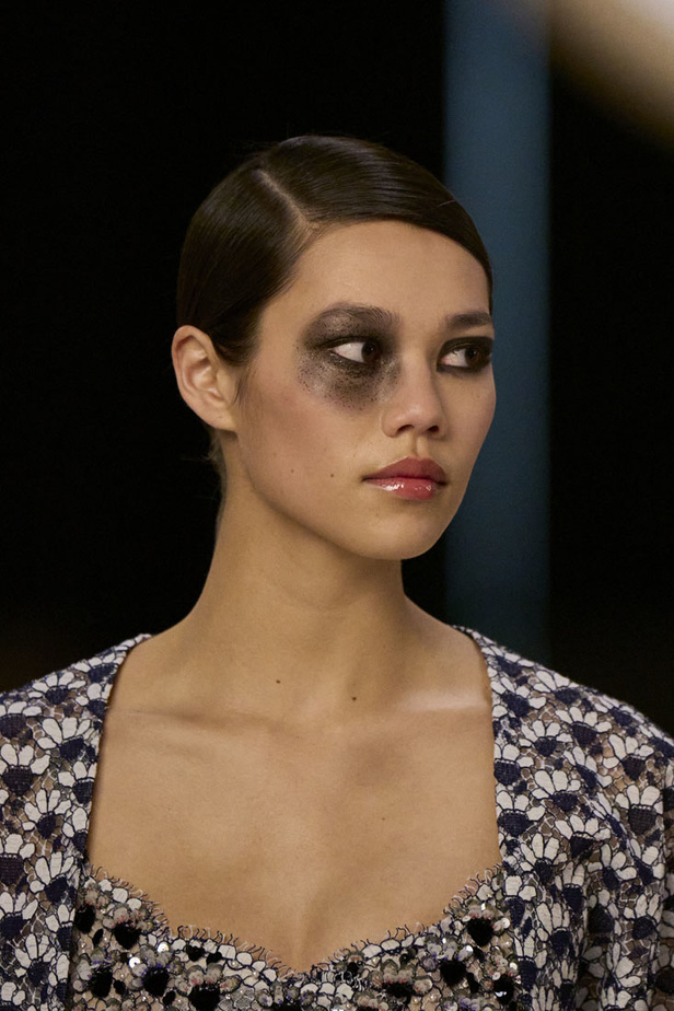 مجموعة دار CHANEL للأزياء الراقية لربيع وصيف 2022 تناغم بين الخيال والواقع