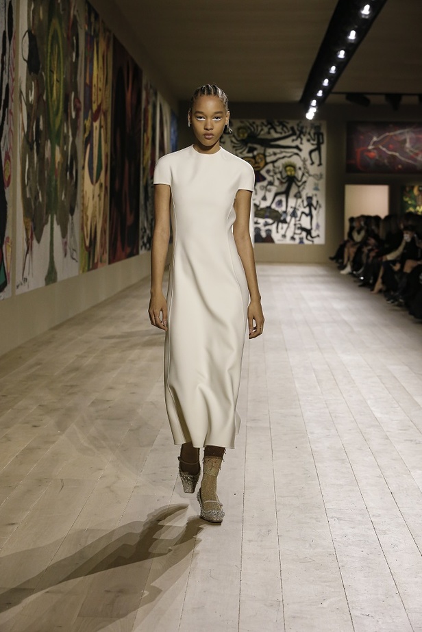 مجموعة حالمة بتصاميم براقة وثلاثية الأبعاد من دار Dior ضمن أسبوع الموضة للأزياء الفاخرة