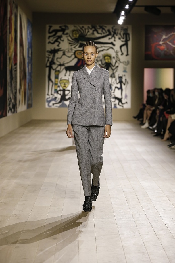 مجموعة حالمة بتصاميم براقة وثلاثية الأبعاد من دار Dior ضمن أسبوع الموضة للأزياء الفاخرة