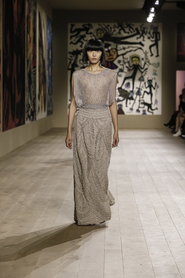 مجموعة حالمة بتصاميم براقة وثلاثية الأبعاد من دار Dior ضمن أسبوع الموضة للأزياء الفاخرة