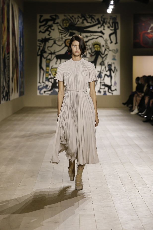 مجموعة حالمة بتصاميم براقة وثلاثية الأبعاد من دار Dior ضمن أسبوع الموضة للأزياء الفاخرة