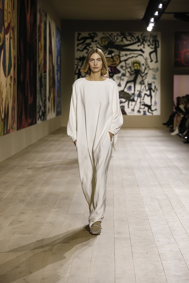 مجموعة حالمة بتصاميم براقة وثلاثية الأبعاد من دار Dior ضمن أسبوع الموضة للأزياء الفاخرة