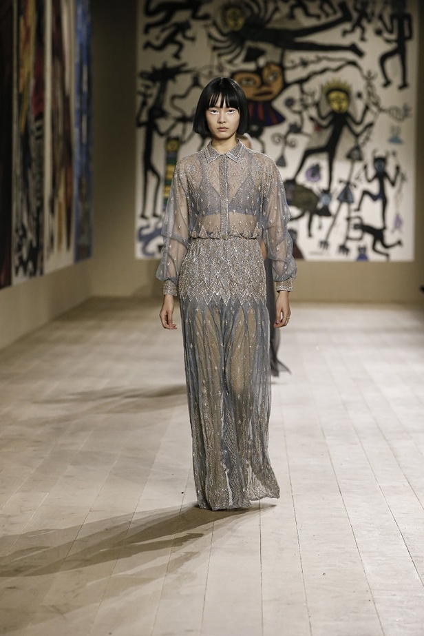 مجموعة حالمة بتصاميم براقة وثلاثية الأبعاد من دار Dior ضمن أسبوع الموضة للأزياء الفاخرة