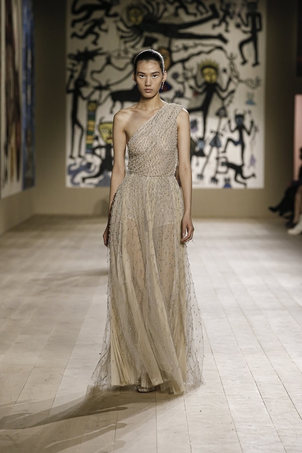 مجموعة حالمة بتصاميم براقة وثلاثية الأبعاد من دار Dior ضمن أسبوع الموضة للأزياء الفاخرة