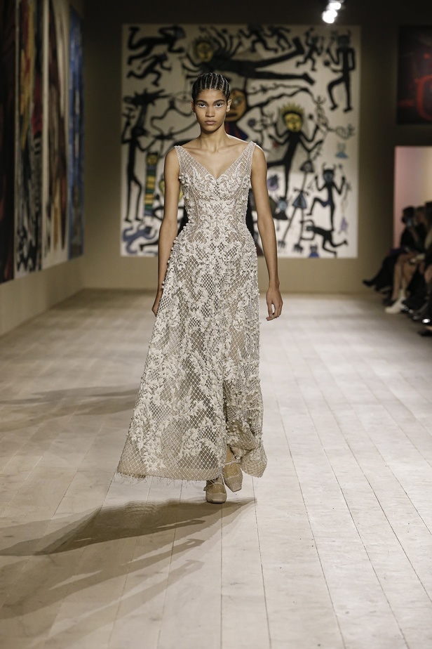 مجموعة حالمة بتصاميم براقة وثلاثية الأبعاد من دار Dior ضمن أسبوع الموضة للأزياء الفاخرة