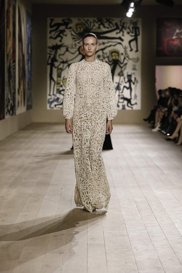 مجموعة حالمة بتصاميم براقة وثلاثية الأبعاد من دار Dior ضمن أسبوع الموضة للأزياء الفاخرة