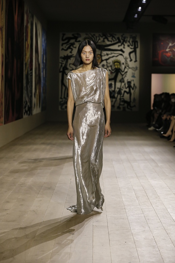 مجموعة حالمة بتصاميم براقة وثلاثية الأبعاد من دار Dior ضمن أسبوع الموضة للأزياء الفاخرة