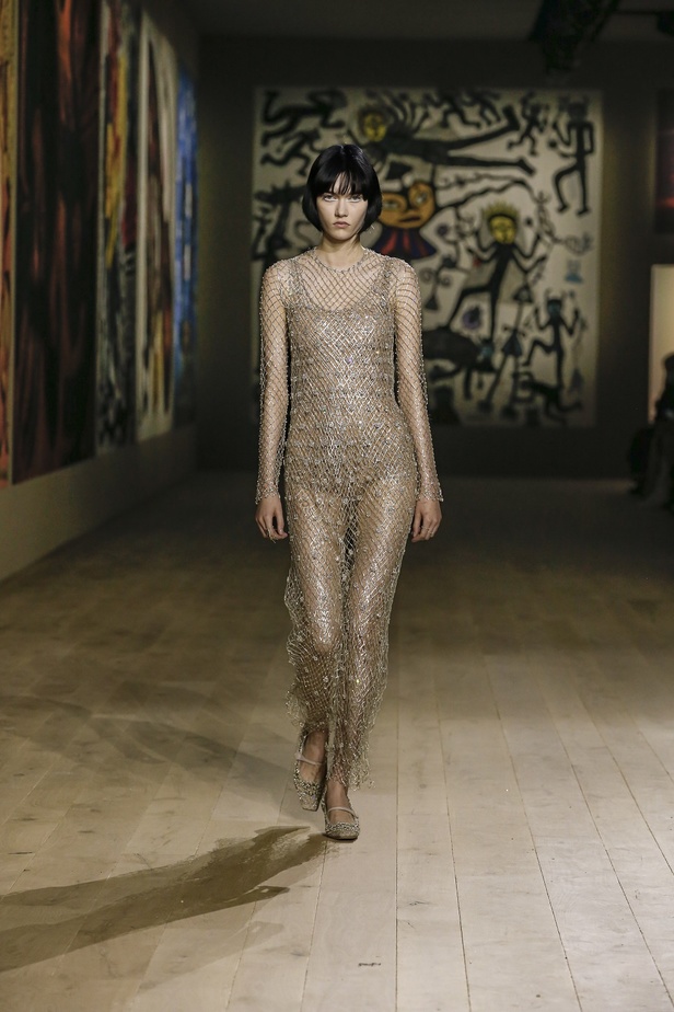 مجموعة حالمة بتصاميم براقة وثلاثية الأبعاد من دار Dior ضمن أسبوع الموضة للأزياء الفاخرة