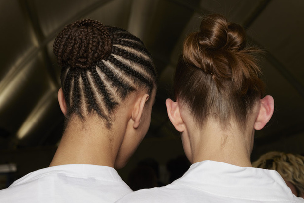 مجموعة حالمة بتصاميم براقة وثلاثية الأبعاد من دار Dior ضمن أسبوع الموضة للأزياء الفاخرة