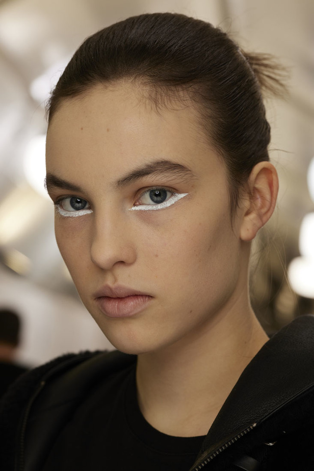 مجموعة حالمة بتصاميم براقة وثلاثية الأبعاد من دار Dior ضمن أسبوع الموضة للأزياء الفاخرة