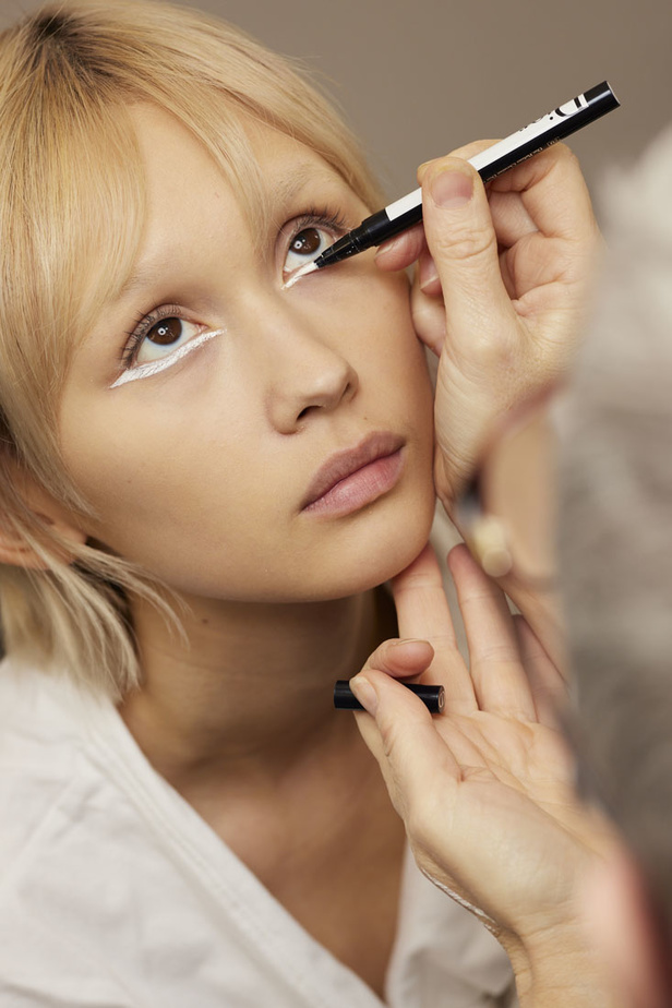 مجموعة حالمة بتصاميم براقة وثلاثية الأبعاد من دار Dior ضمن أسبوع الموضة للأزياء الفاخرة