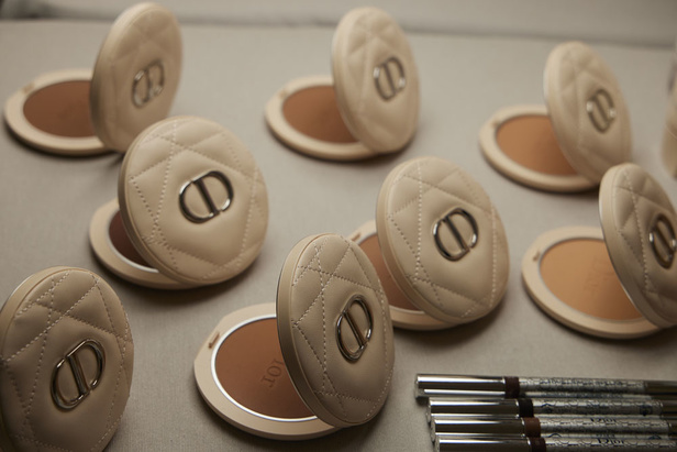 مجموعة حالمة بتصاميم براقة وثلاثية الأبعاد من دار Dior ضمن أسبوع الموضة للأزياء الفاخرة