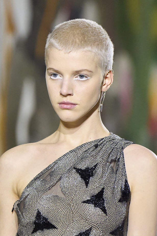 مجموعة حالمة بتصاميم براقة وثلاثية الأبعاد من دار Dior ضمن أسبوع الموضة للأزياء الفاخرة