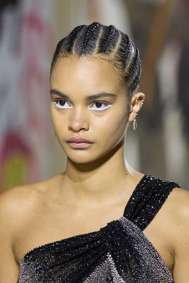 مجموعة حالمة بتصاميم براقة وثلاثية الأبعاد من دار Dior ضمن أسبوع الموضة للأزياء الفاخرة