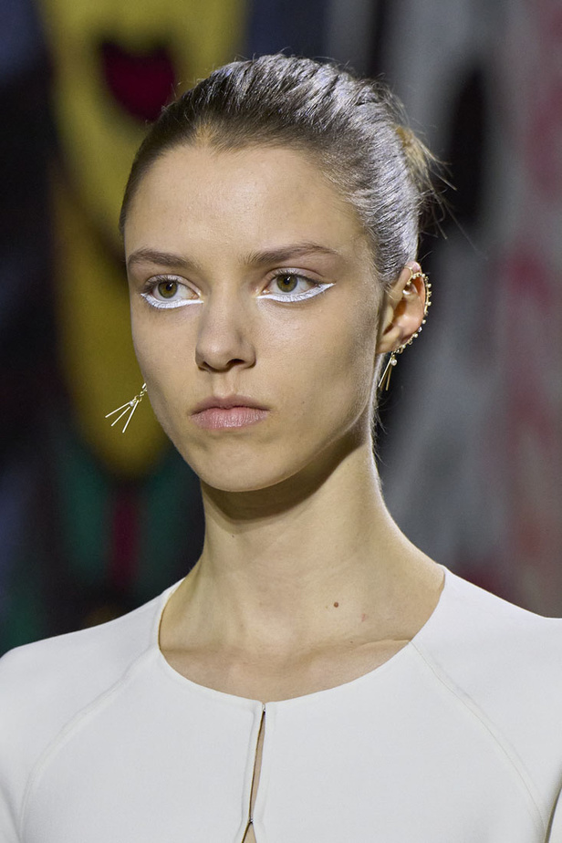 مجموعة حالمة بتصاميم براقة وثلاثية الأبعاد من دار Dior ضمن أسبوع الموضة للأزياء الفاخرة