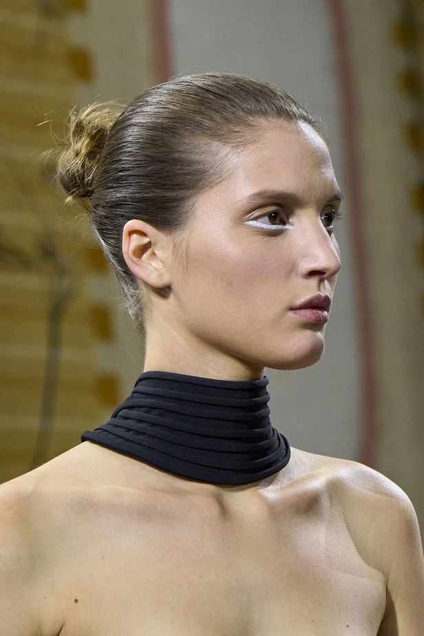 مجموعة حالمة بتصاميم براقة وثلاثية الأبعاد من دار Dior ضمن أسبوع الموضة للأزياء الفاخرة