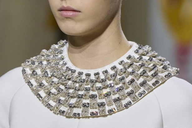 مجموعة حالمة بتصاميم براقة وثلاثية الأبعاد من دار Dior ضمن أسبوع الموضة للأزياء الفاخرة