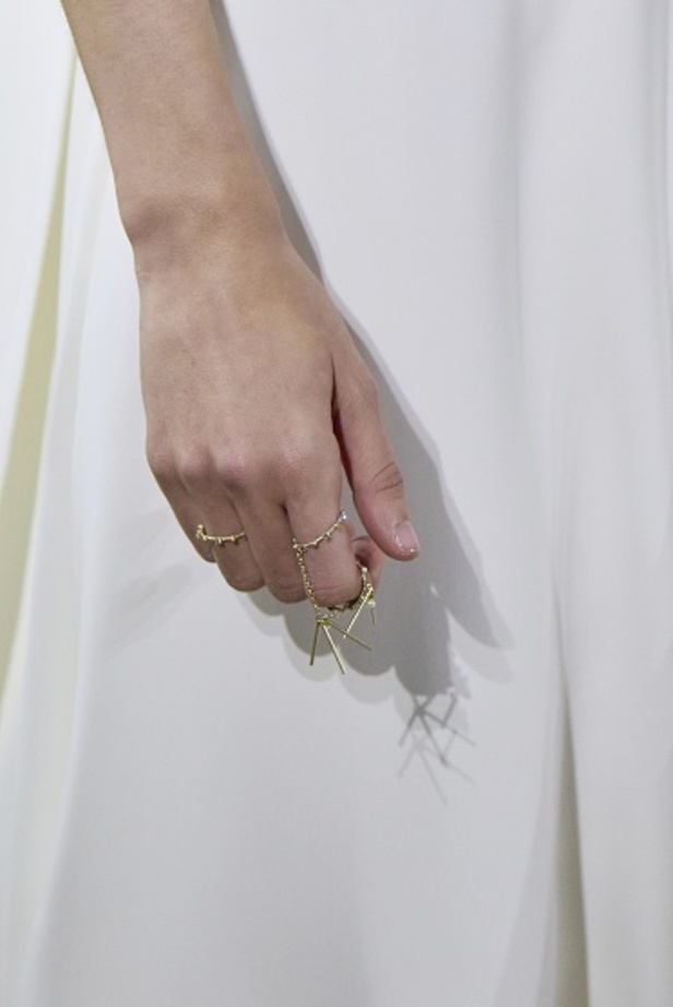 مجموعة حالمة بتصاميم براقة وثلاثية الأبعاد من دار Dior ضمن أسبوع الموضة للأزياء الفاخرة