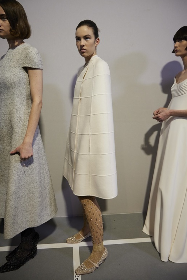 مجموعة حالمة بتصاميم براقة وثلاثية الأبعاد من دار Dior ضمن أسبوع الموضة للأزياء الفاخرة