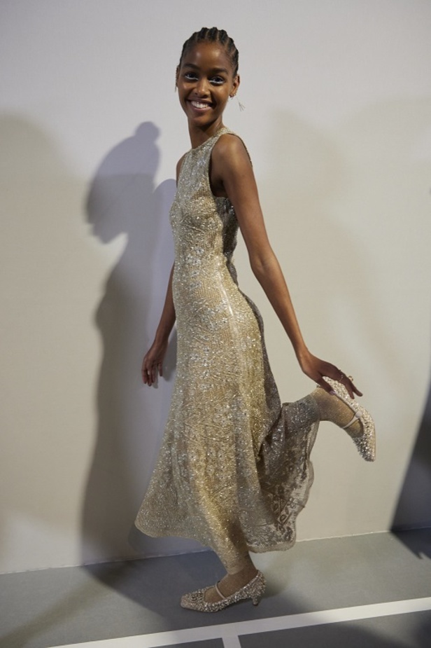 مجموعة حالمة بتصاميم براقة وثلاثية الأبعاد من دار Dior ضمن أسبوع الموضة للأزياء الفاخرة