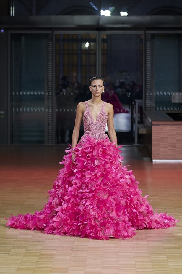 ايلي صعب يجسّد بهجة البحر المتوسط بفساتين مشرقة وألوان صاخبة