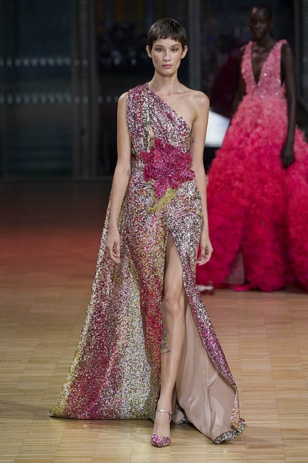 ايلي صعب يجسّد بهجة البحر المتوسط بفساتين مشرقة وألوان صاخبة