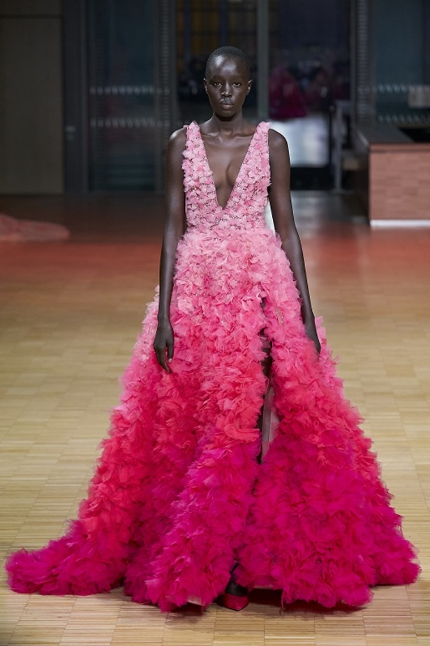 ايلي صعب يجسّد بهجة البحر المتوسط بفساتين مشرقة وألوان صاخبة